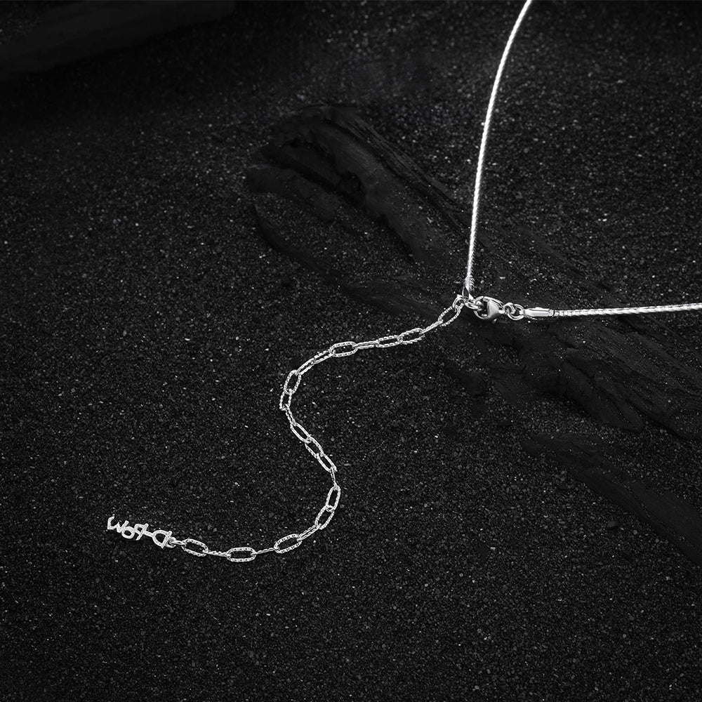 Detailed view of the silver chain on the Essential Dainty Meteor necklace, showing the fine links and polished 925 sterling silver finish.