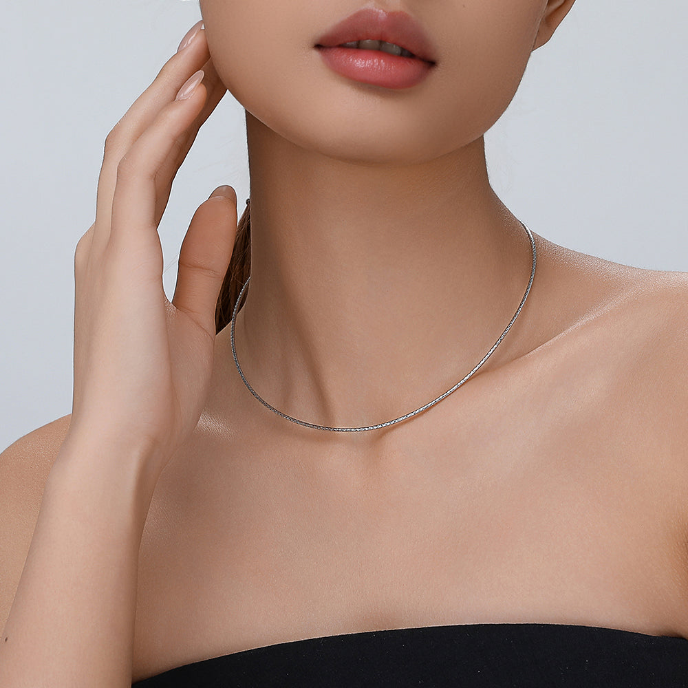 Another angle of the model showcasing the Essential Dainty Meteor necklace, highlighting its refined and delicate appearance in daily wear.