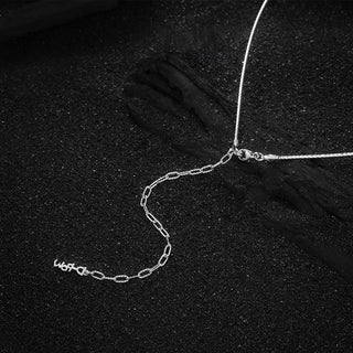 Detailed view of the silver chain on the Essential Dainty Meteor necklace, showing the fine links and polished 925 sterling silver finish.