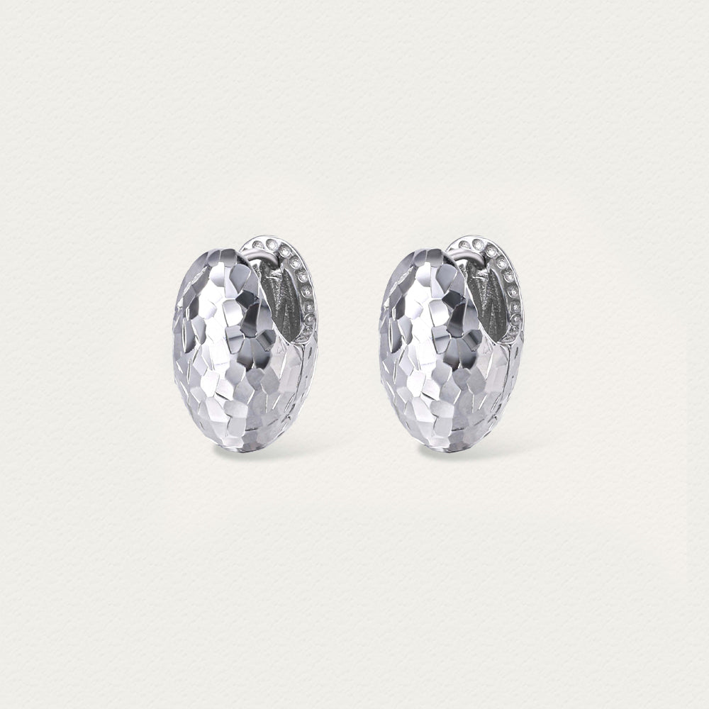 Front view of the Frozen Echo 925 sterling silver shell ear cuff, highlighting its curved shell texture and polished finish.