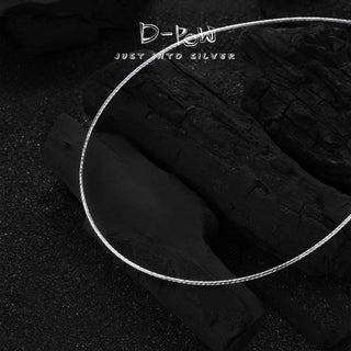 Detailed view of the lower chain links of the minimalist 925 silver necklace